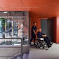 Μεταφορά ασθενή μέσω ειδικού ανελκυστήρα για ασθενείς με κινητικά προβλήματα - Καλαμαριά