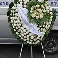 Άνθινη καρδιά με λευκά γαρύφαλλα και λευκά τριαντάφυλλα