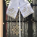 Στεφάνι μονό με λευκά γαρύφαλλα και λευκά τριαντάφυλλα
