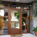 Κύρια είσοδος οικοδομής με σταθερά περιμετρικά