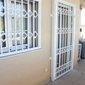 Πτυσσόμενα κάγκελα ασφαλείας σε μονόφυλλη μπαλκονόπορτα και δίφυλλο παράθυρο
