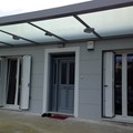 Τετράφυλλα κουφώματα αλουμινίου με περιμετρικό κλείδωμα, Σιδερένια πέργκολα με τζάμι