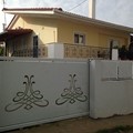 Πόρτα περίφραξης συρόμενη με σχέδιο χαραγμένο από laser