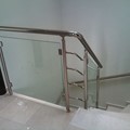 Κάγκελο αλουμινίου τύπου inox με τζάμι triplex
