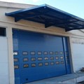 Πολύσπαστη γκαραζόπορτα με ανθρωποθυρίδα & στέγαστρο σιδήρου