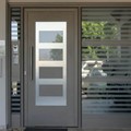 Είσοδος πολυκατοικίας με πόρτα, πάνελ και τζαμαρία