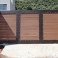 Συρόμενη πόρτα αλουμινίου με γέμισμα ντεκ