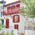 Τριώροφη παλιά μονοκατοικία στην παλιά πόλη της Σκοπέλου στην περιοχή Παναγίτσα Πύργου προς πώληση