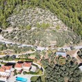 Εξαιρετικό αμφιθεατρικό ακίνητο προς πώληση, στον δημόσιο δρόμο Σκοπέλου - Γλώσσας