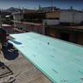 Αρχικό στάδιο τοποθέτησης θερμομονωτικής πλάκας σε ταράτσα