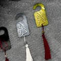 Μοντέρνα κρεμαστά γουρακια με χρωματιστά φουντακια γυάλινες χάντρες