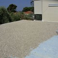 Επικάλυψη με πέτρες (κροκάλες) για την αποφυγή υφαρπαγής της θερμομονωτικής στρώσης