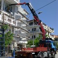 Τοποθέτηση μεταλλικής κατασκευής με γερανό