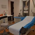 Σύγχρονο χειρουργικό κρεβάτι προς εξυπηρέτηση μικροεπεμβάσεων και κυστεοσκοπήσεων