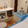 Εξεταστήριο του ιατρείου, εξοπλισμένο με μηχανήματα υψηλής τεχνολογίας για μικροεπεμβάσεις