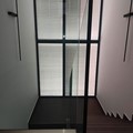 Γυάλινο κάγκελο σε εσωτερική σκάλα με υαλοπίνακες τρίπλεξ & στοράκι μέσα σε διπλή υάλωση
