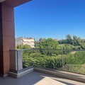 Γυάλινο κάγκελο με βάση αλουμινίου, υαλοπίνακες τρίπλεξ 88.1 μπρονζέ και κουπαστή