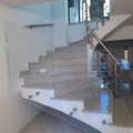 Γυάλινο κάγκελο με κρύσταλλα securit σε εσωτερική σκάλα