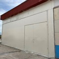 Κατασκευή πρόσοψης μεταλλικού κτιρίου με πάνελ και πόρτα βαρέως τύπου