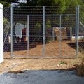 Πόρτα οικοπέδου με τρεις σειρές αγκαθωτό