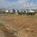 Περίφραξη οικοπέδου 1.5m ύψους με μια σειρά κονσερτίνα