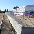 Περίφραξη πάνω σε τοιχίο με κονσερτίνα στο άνω μέρος