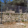 Περίφραξη πάνω σε ξερολιθιά αγροτικής περιοχής