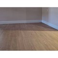Laminate Amazone με ηχομονωτικό υπόστρωμα και λευκό σοβατεπί με σχέδιο σε διαμέρισμα στον Βόλο