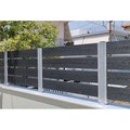 DECK - WPC 3D περίφραξης, με ανάγλυφη υφή ξύλου, προσαρμοσμένο σε κολωνάκια αλουμινίου, σε μονοκατοικία στον Βόλο