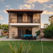 Πώληση διώροφης πέτρινης κατοικίας στην Άνω Χαλκιδική
