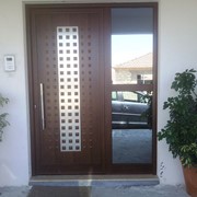 Πόρτα αλουμινίου σε χρώμα ξύλου, με στοιχείο inox και σταθερό καθρεπτιζόμενο τζάμι