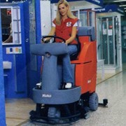 Καθαρισμός με επικαθήμενο μηχάνημα πλύσης, στεγνώματος δαπέδου