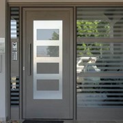Είσοδος πολυκατοικίας με πόρτα, πάνελ και τζαμαρία