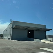 Νέες εγκαταστάσεις 10.000 τ.μ, στα οποία υπάρχουν 1.200 τ.μ. στεγασμένες αποθήκες