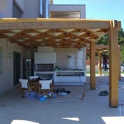 Ξύλινη πέργκολα με περαστές λουρίδες υφάσματος