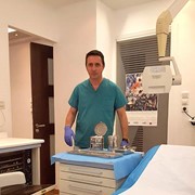 Σύγχρονο εξεταστήριο του ιατρείου, εξοπλισμένο με μηχανήματα υψηλής τεχνολογίας