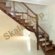 Εναέρια ξύλινη γωνιακή σκάλα από οξιά, Αιγάλεω