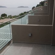 Γυάλινα κάγκελα στο Κασσάνδρα Bay