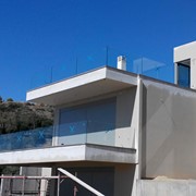 Γυάλινα Στηθαία