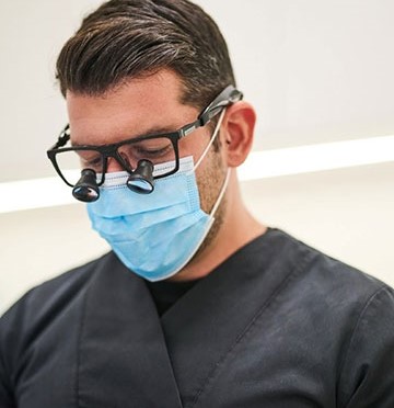 Ο Χειρουργός Οδοντίατρος Dr. Ιωάννης Κωνσταντόπουλος DMD, CDE
