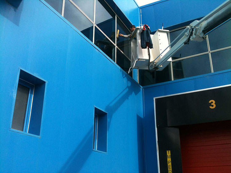 Glazing cleaning with lifting machinery