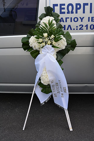 Άνθινος σταυρός με λευκά γαρύφαλλα και λευκά τριαντάφυλλα