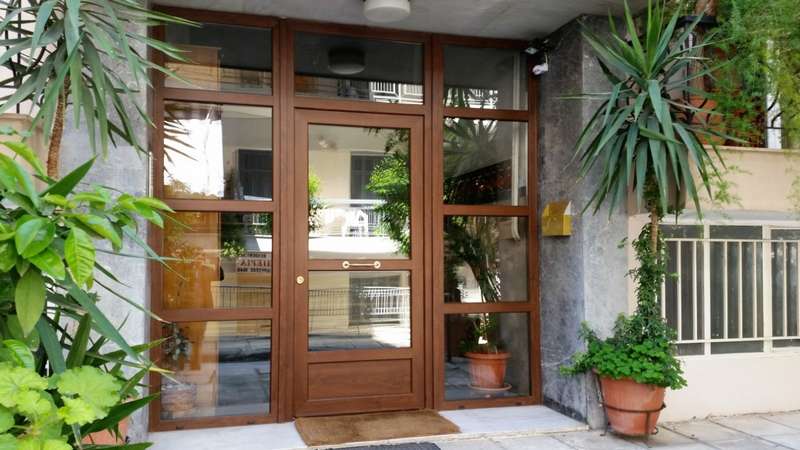 Κύρια είσοδος οικοδομής με σταθερά περιμετρικά
