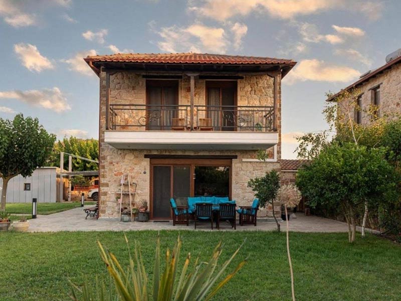 Πώληση διώροφης πέτρινης κατοικίας στην Άνω Χαλκιδική