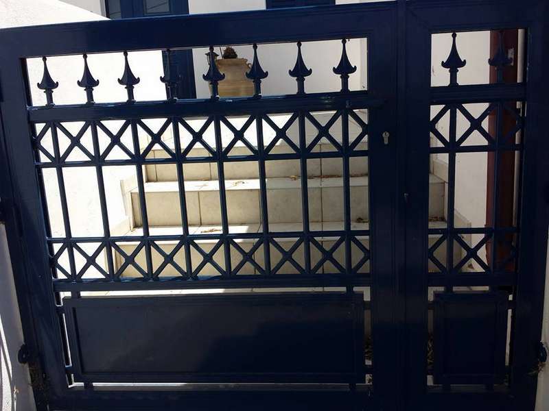 Aluminum fence door