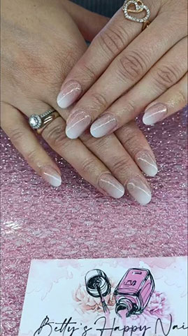 BETTY'S HAPPY NAILS: Φωτογραφίες & Βίντεο
