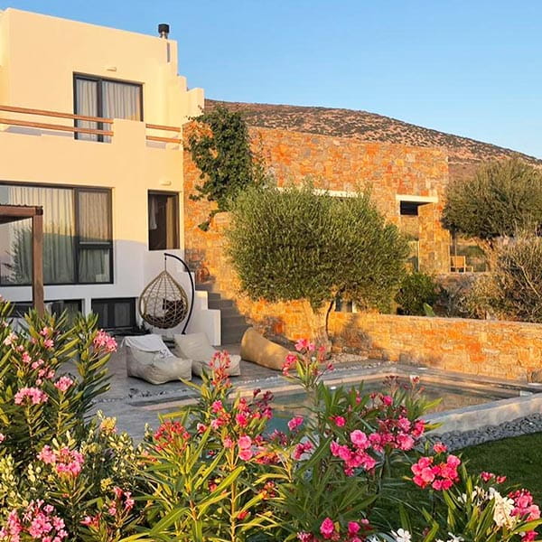BLEND IN BLUE - PROPERTY & VACATION RENTAL MANAGEMENT by FLORA KOUKLI: Φωτογραφίες & Βίντεο