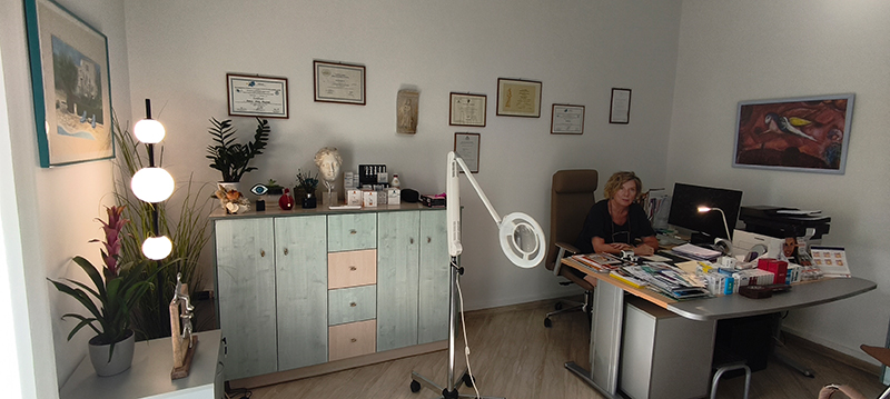 Dr. Sampina Chaikali - Gklats Dermatology clinic
