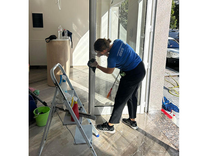 CLEANING DOLOREZ: Φωτογραφίες & Βίντεο