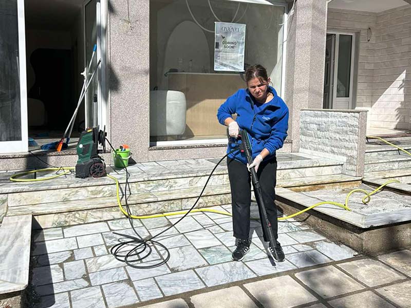 CLEANING DOLOREZ: Φωτογραφίες & Βίντεο
